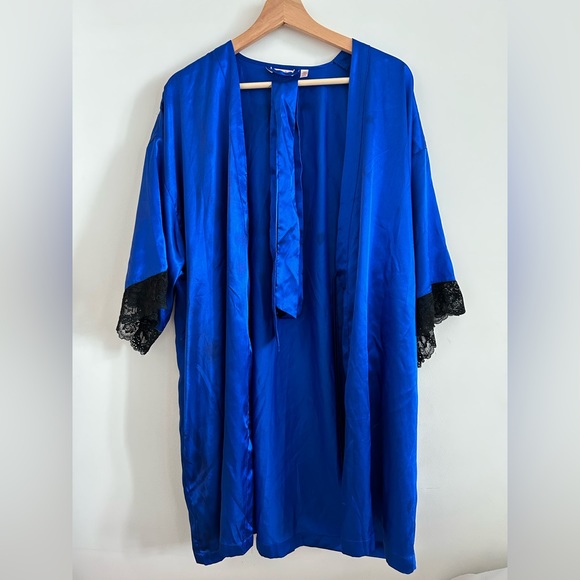 La Vien Robe Satin - Picture 3 of 4